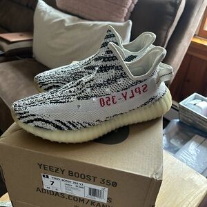 Lightly worn Yeezys men’s size 7 women’s size 8.5